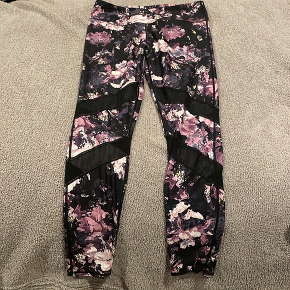 Fabletics ankle length work out pants. Mesh wrap around detail. - Picture 2 of 3